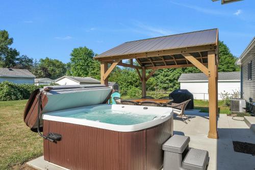 ELYSIUM - Whole House - 4BR 2BA - Hot Tub - Game Room - Fenced Yard - Pet Friendly in Grand Rapids, USA