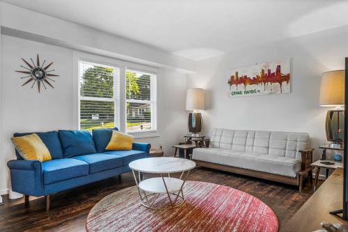 ELYSIUM - Whole House - 4BR 2BA - Hot Tub - Game Room - Fenced Yard - Pet Friendly in Grand Rapids, USA
