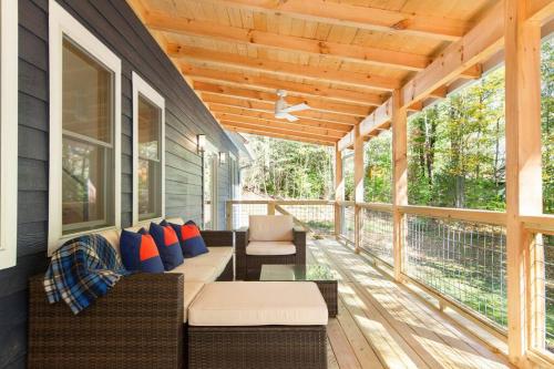 Open & Airy Modern Lake House on Lake Sheila in Saluda, North Carolina in Saluda, USA