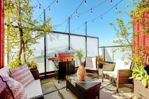 West Coast Loft with Rooftop Patio + Harbour View in Victoria, Canada