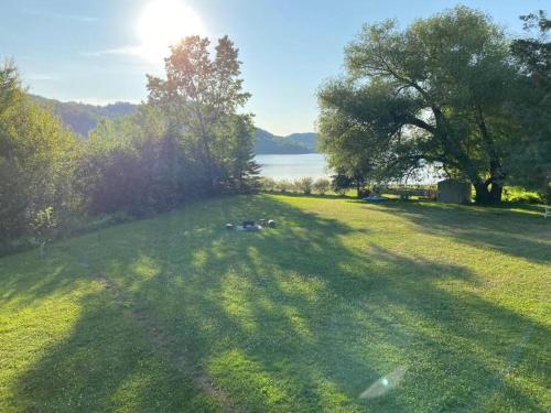 Lake side escape (log home)