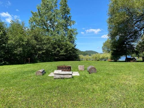 Lake side escape (log home)