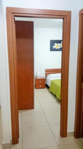 1 queen bed, 4 sofa beds