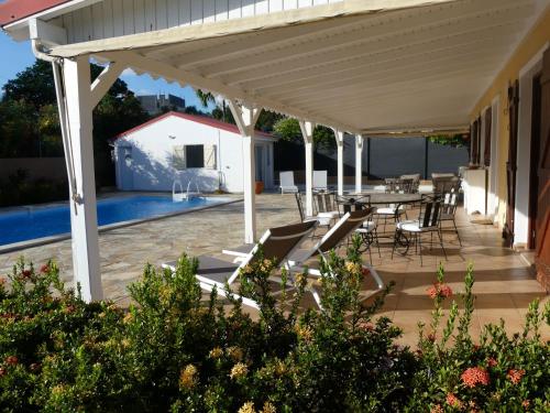 Facilities, Villa Magnifique piscine & jardin in Baie-Mahault