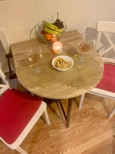Entire 1 Bedroom Top Floor Rental Unit with Patio in Chicago, USA