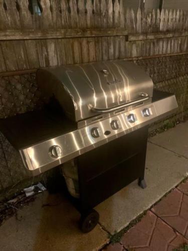 Entire 1 Bedroom Top Floor Rental Unit with Patio in Chicago, USA