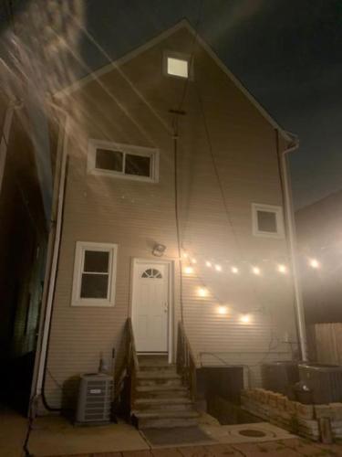 Entire 1 Bedroom Top Floor Rental Unit with Patio in Chicago, USA