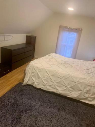 Entire 1 Bedroom Top Floor Rental Unit with Patio in Chicago, USA