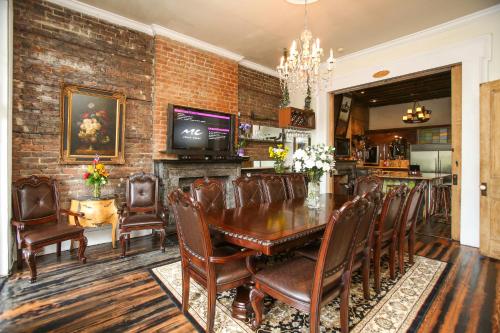 Létesítmények, Fleur De Lis Mansion near Blaine Kern's Mardi Gras World