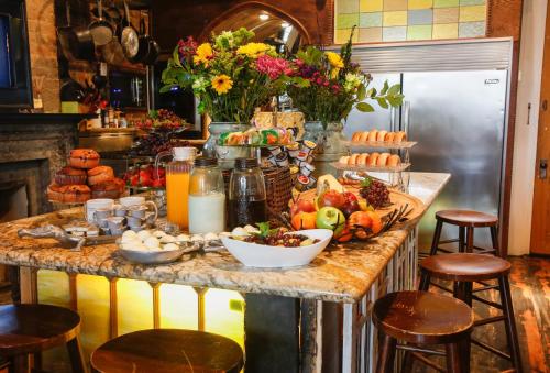 Konyha, Fleur De Lis Mansion near Blaine Kern's Mardi Gras World