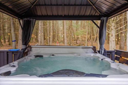 Pezsgőfürdő, Creekside Recess Hottub Sauna Firepit Gameroom in Blakeslee 