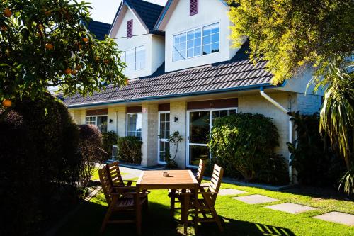 สวน, ASURE Colonial Lodge Motel in ทาราเดล