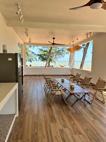 Beach N Breeze Glamping in Kuala Sungai Baru