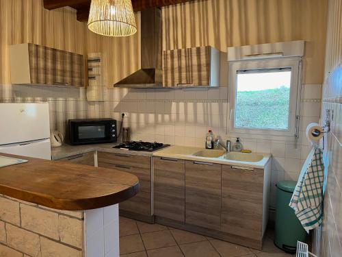 Kitchen, Emmanon - Maison a la campagne au calme in La Coquille