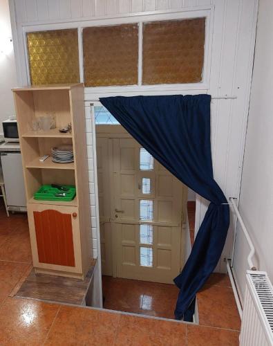 Red Locomotive Apartment - image 8