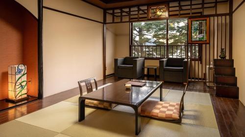 room detail thumbnail 2