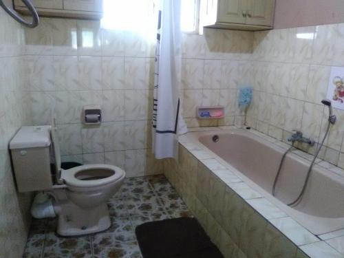 1 double bed, 1 twin bed