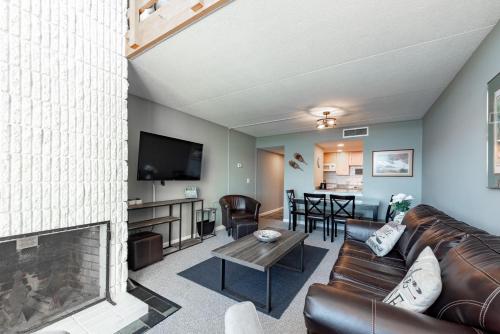 502F - Lakefront 3 Bedroom Condo with 2 Bathrooms Free WIFI! - main image
