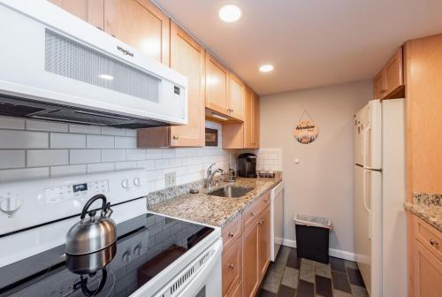 502F - Lakefront 3 Bedroom Condo with 2 Bathrooms Free WIFI! - image 7
