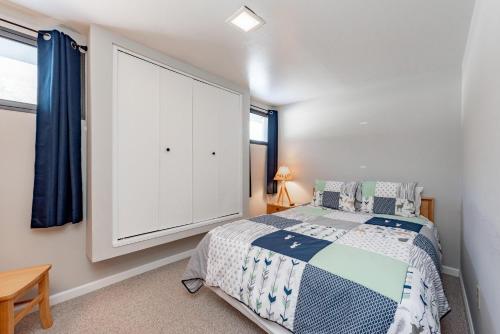502F - Lakefront 3 Bedroom Condo with 2 Bathrooms Free WIFI! - image 10