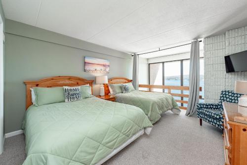 502F - Lakefront 3 Bedroom Condo with 2 Bathrooms Free WIFI! - image 13
