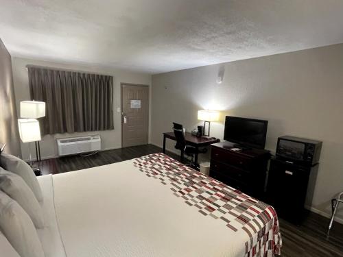 Red Roof Inn Childress - image 13