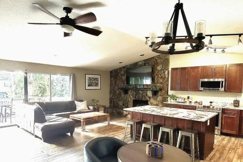 Florida Life on the Water. Heated Pool, fishing, kayaks, gameroom in 帕姆港