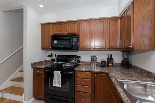 5 Bed - Recently updated Home with a Hot Tub in Bettendorf, USA