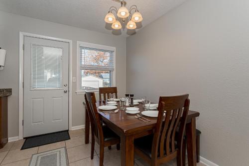 5 Bed - Recently updated Home with a Hot Tub in Bettendorf, USA
