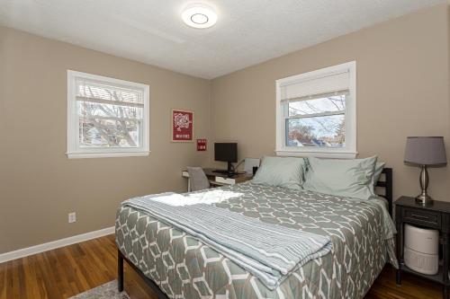 5 Bed - Recently updated Home with a Hot Tub in Bettendorf, USA
