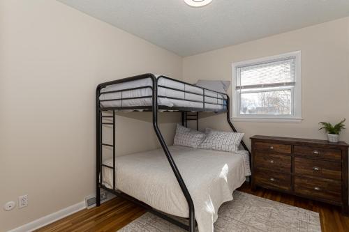 5 Bed - Recently updated Home with a Hot Tub in Bettendorf, USA