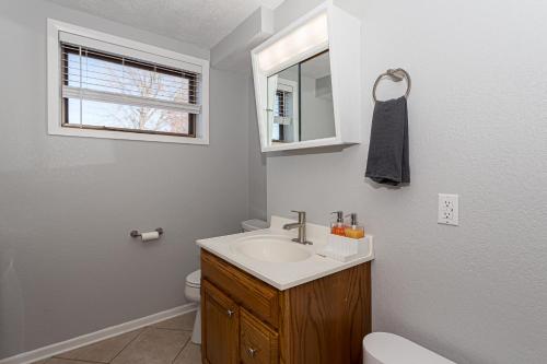 5 Bed - Recently updated Home with a Hot Tub in Bettendorf, USA