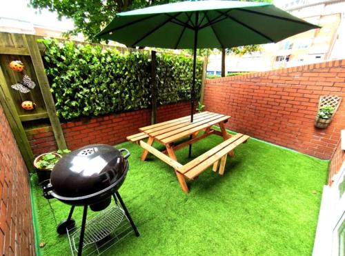 The Brum Home - Garden, NETFLIX, BBQ, 3 TVs, Huge Lounge or Quadruple Bedroom plus 2 double bedrooms gîte à louer Brasshouse