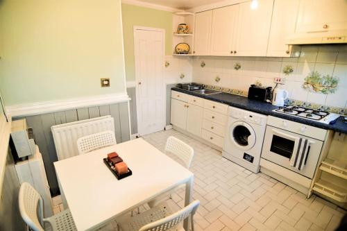 The Brum Home - Garden, NETFLIX, BBQ, 3 TVs, Huge Lounge or Quadruple Bedroom plus 2 double bedrooms, Birmingham (zdjęcie 8)