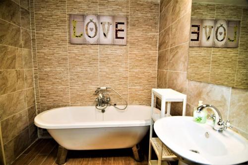 The Brum Home - Garden, NETFLIX, BBQ, 3 TVs, Huge Lounge or Quadruple Bedroom plus 2 double bedrooms, Birmingham (zdjęcie 6)