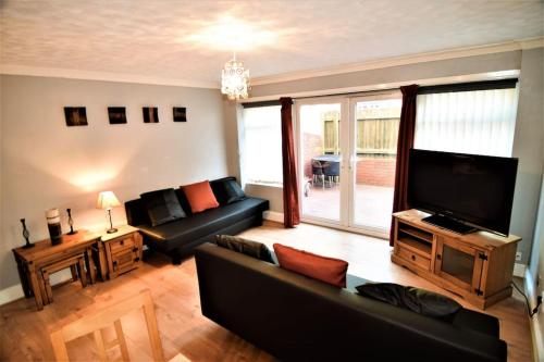 The Brum Home - Garden, NETFLIX, BBQ, 3 TVs, Huge Lounge or Quadruple Bedroom plus 2 double bedrooms, Birmingham (zdjęcie 10)