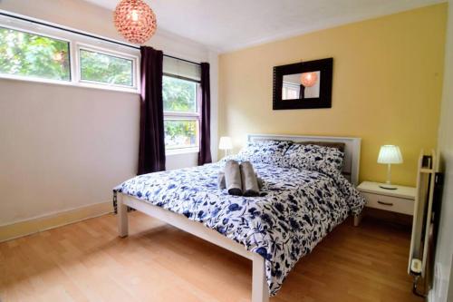 The Brum Home - Garden, NETFLIX, BBQ, 3 TVs, Huge Lounge or Quadruple Bedroom plus 2 double bedrooms, Birmingham (zdjęcie 5)