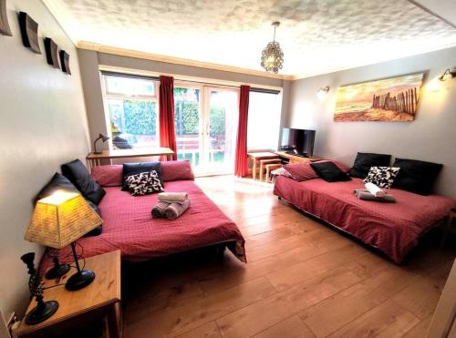 The Brum Home - Garden, NETFLIX, BBQ, 3 TVs, Huge Lounge or Quadruple Bedroom plus 2 double bedrooms, Birmingham (zdjęcie 4)