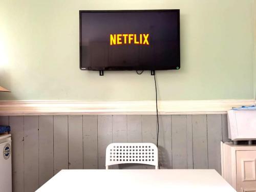 The Brum Home - Garden, NETFLIX, BBQ, 3 TVs, Huge Lounge or Quadruple Bedroom plus 2 double bedrooms, Birmingham (zdjęcie 9)