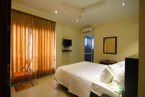 Deluxe Double Room (2 Adults + 1 Child) image 2