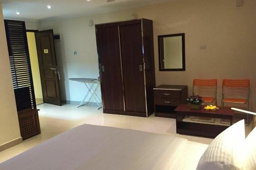 Deluxe Double Room (2 Adults + 1 Child) image 1