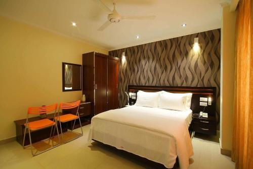Queen Room with Balcony image 2