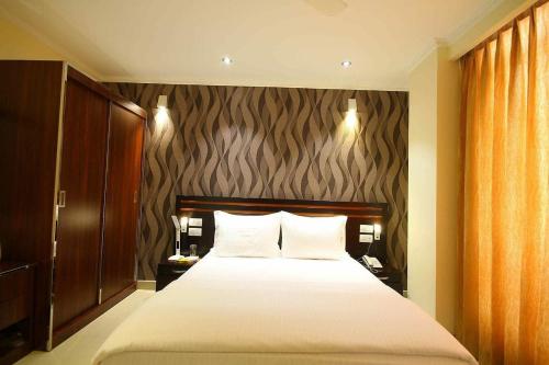 Queen Room with Balcony image 1