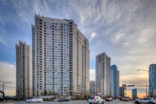 Downtown Mississauga Spacious 3BR +2BT w/ 1 Parking! Spectacular Views!