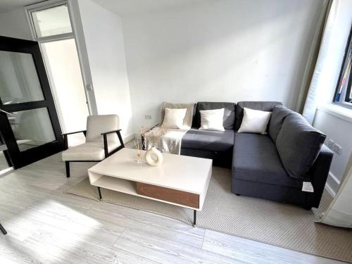 6 bedroom in a 3 apartment building complex, great for large group bookings, central London location