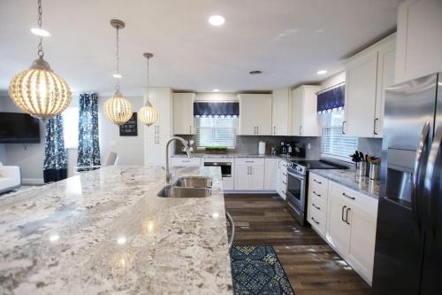 5 KING BEDS, 1Q 1Full P/O NEWLY REMODELED 2800 sq ft in Knoxville, USA