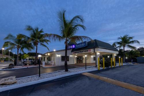 外部景觀, 佛羅里達市-霍姆斯特德-大沼澤地溫德姆旅遊旅館 (Travelodge by Wyndham Florida City/Homestead/Everglades) in 佛羅里達市