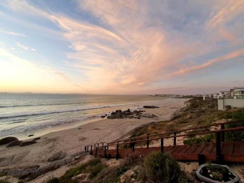 HIDDEN GEM A unique Golf Estate, Game Reserve north facing 6 sleeper 3 en suite bedrooms with 12m So in Langebaan Country Estate