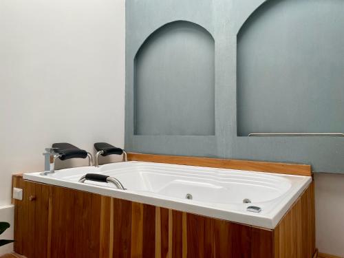 Apartments with Jacuzzi in El Poblado by Wynwood House, Medellín (photo 9)