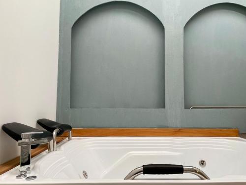 Apartments with Jacuzzi in El Poblado by Wynwood House, Medellín (photo 11)